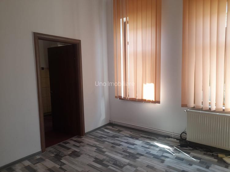 STEFAN CEL MARE  2 CAMERE  LA CURTE   PENTRU  BIROURI - 2