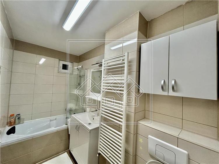De inchiriat ap. 3 camere, decomandat, 80 mpu, etaj 1, mobilat, utilat