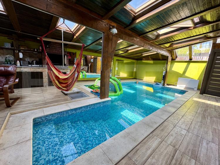 Casă de inchiriat, cu 4 dormitoare cu piscină, grătar, iaz și zonă de relaxare