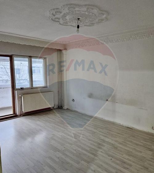 Apartament cu 2 camere decomandat de vanzare, etaj 1, zona Milcov