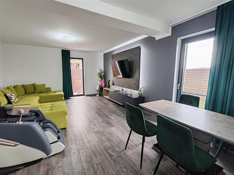 Casa moderna, singura in curte - Izvor