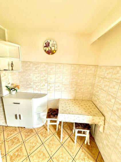 Proprietar inchiriez ap 3 camere cu AC, 2 bai, complet utilat, bloc anvelopat