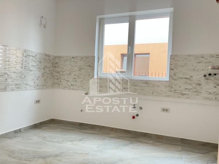 Duplex P+E, 4 camere, 2 locuri de parcare, in Sanandrei
