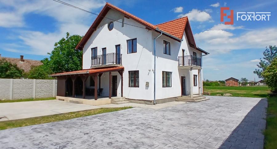 Casa individuala cu 6 camere Parter + 1 Etaj in Comlosu Mare