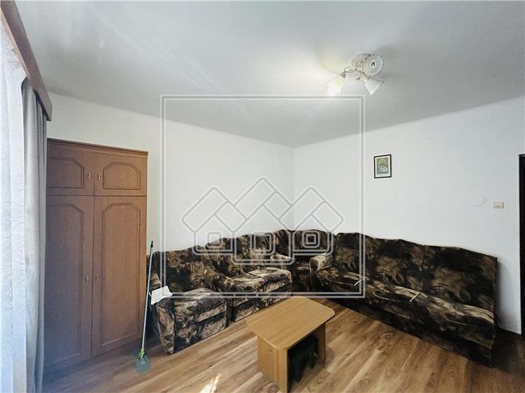 Ap decomandat, cu 2 camere si balcon, etaj 1 - Sura Mica