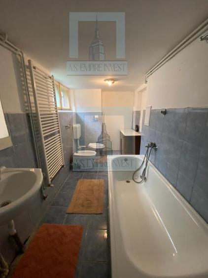 Casa singur in curte - zona Schei