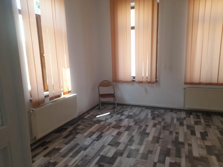 STEFAN CEL MARE  2 CAMERE  LA CURTE   PENTRU  BIROURI