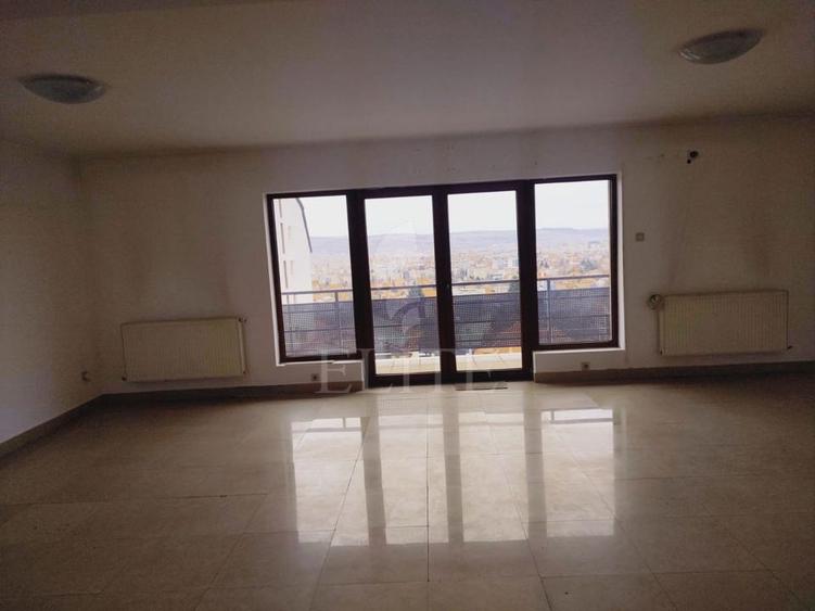 Apartament 3 camere în zona ANDREI MURESANU