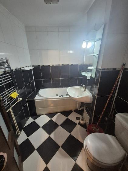 Apartament de vanzare 3 camere - Targoviste Micro 3- str. Constantin Brancoveanu