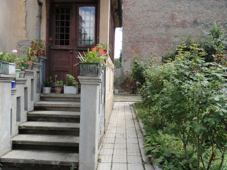 Vând casa si curte in zona centrala premium