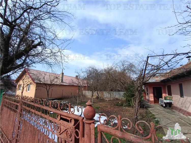 Casa taraneasca traditionala pe parter cu gradina si livada 1700mp in Gruiu, la
