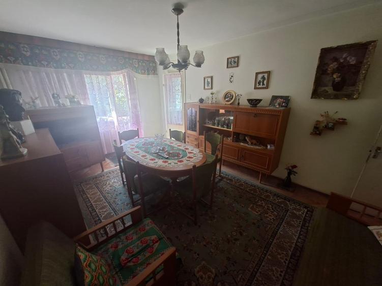 Apartament cu 4 camere, etajul 2/4, zona Podu Ros