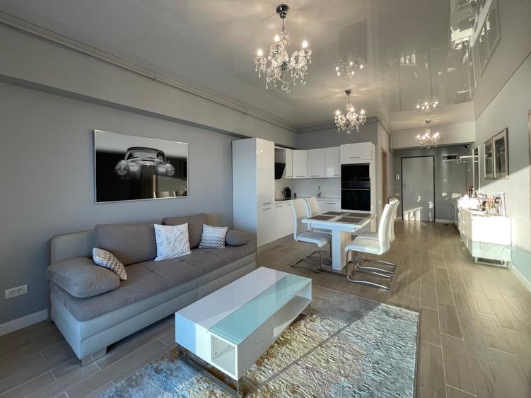 Statiunea Mamaia--Centru, apartament deosebit cu vedere frontala spre lac