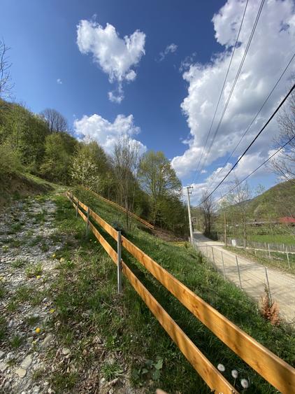 Teren vedere panoramică lac Paltinu si dealuri împădurite in Valea Doftanei