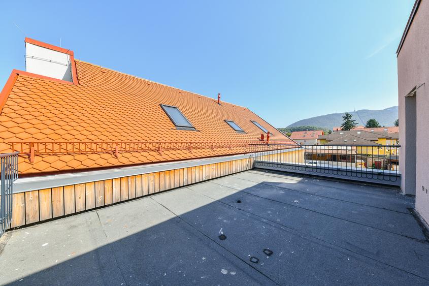 Apartament cu 3 camere, cu balcon tip logie
