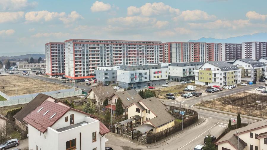 Casă / Vilă cu 4 camere de vânzare în zona Tractorul