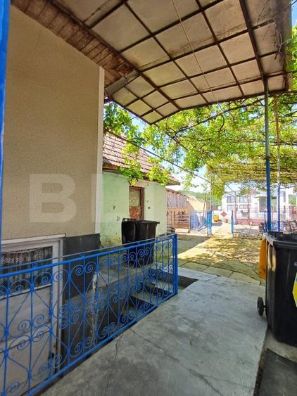 Casa renovabila de vanzare, cu 2 camere, 97 mp, zona Poiana