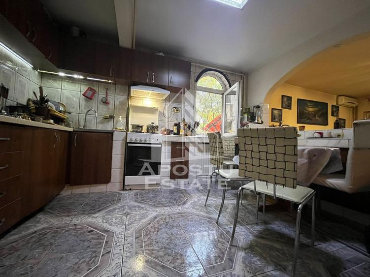 Apartament cu 3 camere, 2 bai, 2 balcoane, zona Vladeasa