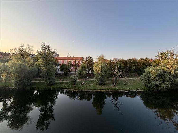 Apartament 129 mp cu vedere spre Crisul Repede si demisol independent in cladire