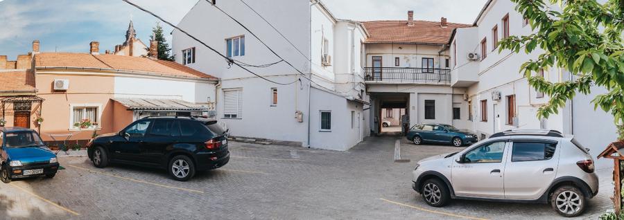 DE VÂNZARE APARTAMENT  Oradea ultracentral parter cu  parcare