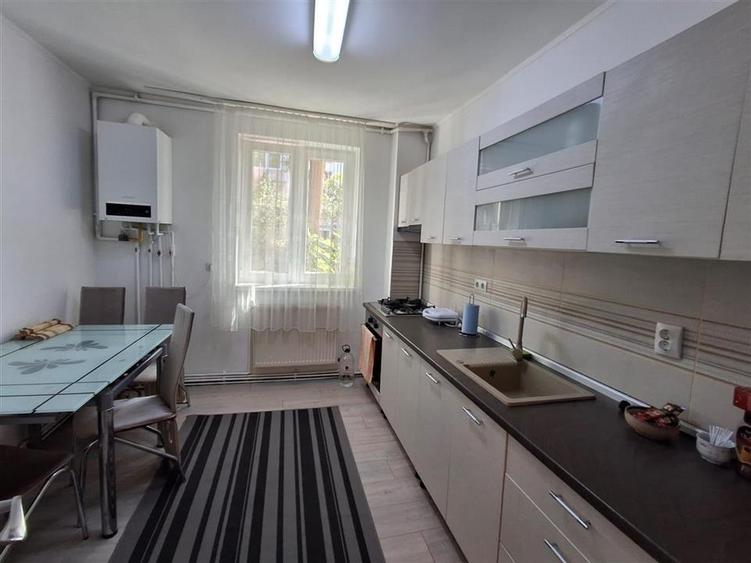 Apartament 3 camere decomandat balcon zona B-dul Mihai Viteazu