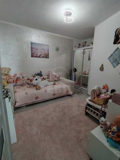 Apartament 3 camere semidecomandat zona Florilor