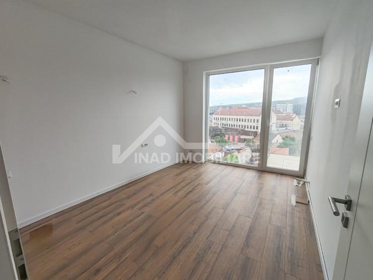 Apartament 3 camere, 2 bai, terasa 20mp, parcare, zona Strazii Decebal