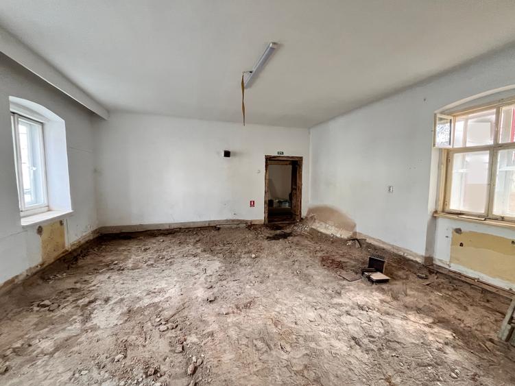 Spatiu birou 152 mp in curs de renovare cu parcare