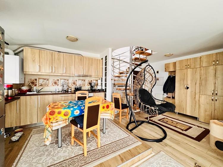 Apartament 3 camere de vanzare in Floresti