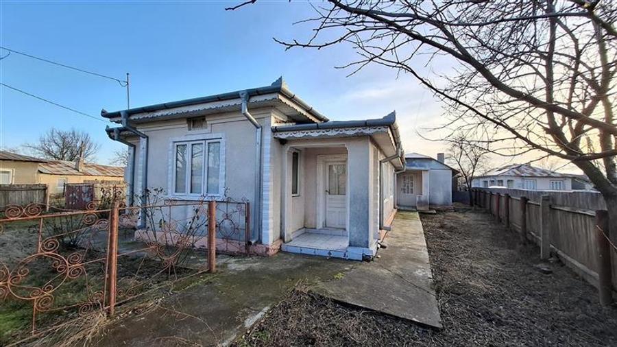 Casa com.Maicanesti, cu 3118 mp teren intravilan