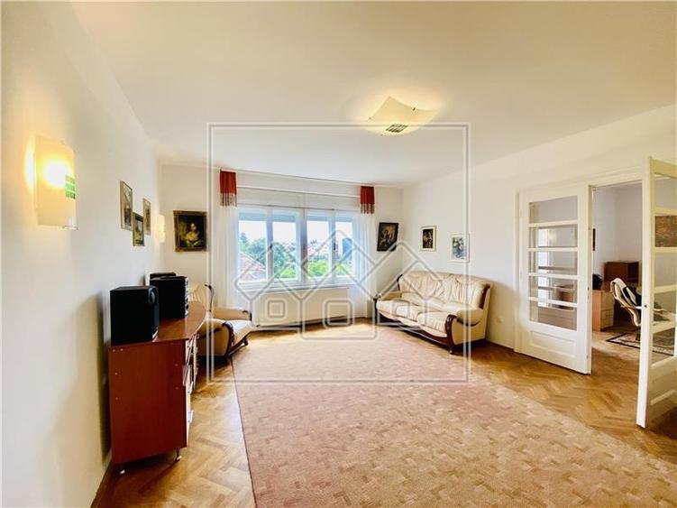 Apartament spatios, 4 camere, 2 bai, zona  Parcul Sub Arini