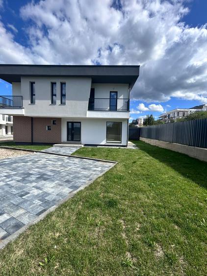 CASA TRIPLEX DE VÂNZARE ÎN FLOREȘTI