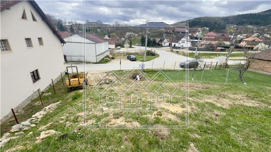 Teren in mijlocul satului Vale - pretrabil casa - utilitati la poarta