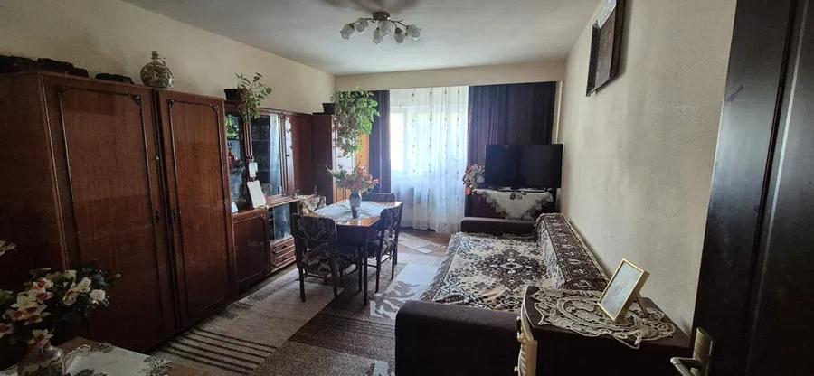 Apartament 2 camere decomandat, etaj intermediar, cartier Plopilor