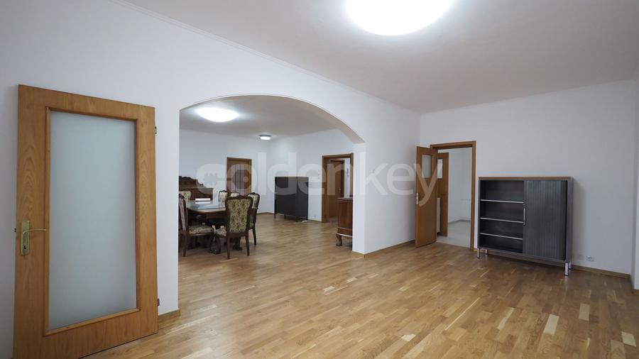 Apartament generos cu 9 camere | langa metrou si parc | rezidenta/birouri
