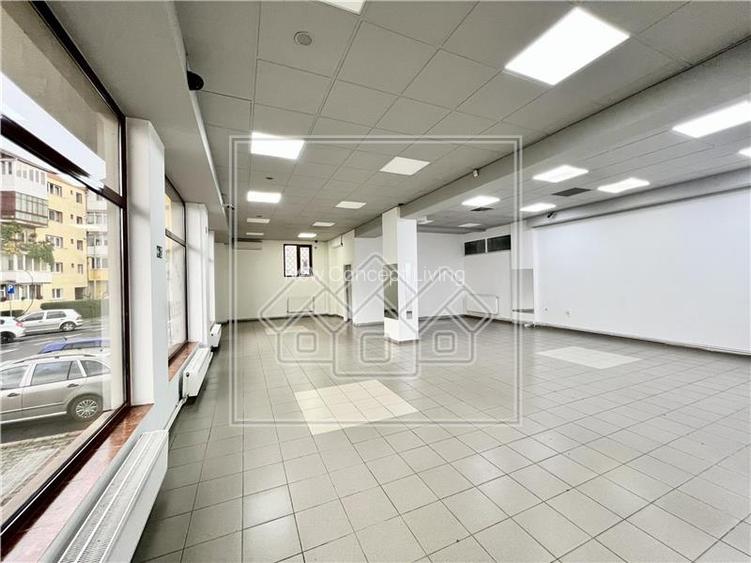 Spatiu comercial cu vitrina la strada - 177 mp - finisat la cheie - 10