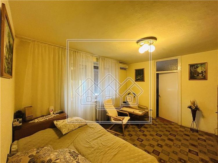Apartament 3 camere, zona Cedonia, cu balcon, la cheie