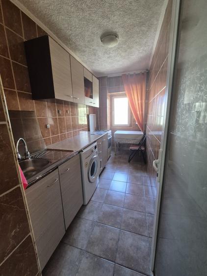 Garsoniera spatioasa,cu balcon,6 min metrou M Bravu si 10 min Mall Vitan
