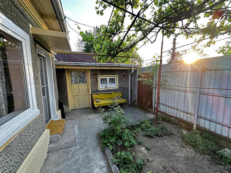 Casa din caramida, teren 180 mp, deschidere dubla, zona Piata Saraca
