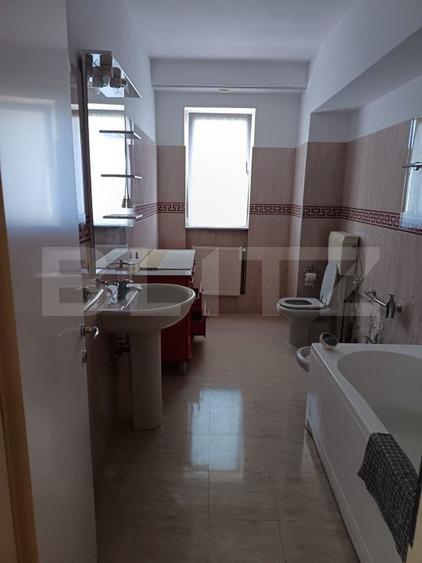 Hala de productie, spatii depozitare, parcare, cladire cu birouri, teren 14474mp