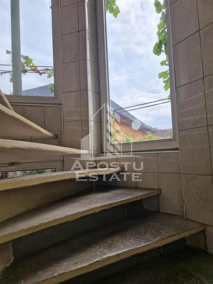 Casa familiala cu spatiu comercial si garaj P+1E+M 720 Mp