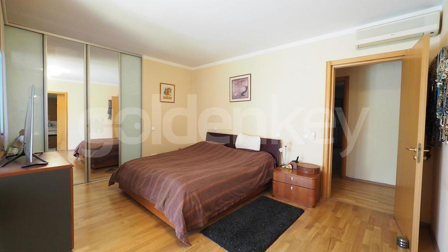 Vila partial mobilata in complex cu piscina | 2 garaje