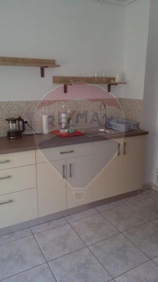Apartament cu 2 camere de închiriat în zona P-ta Sfanta Vineri