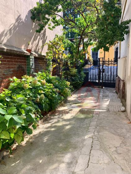 De vanzare 2 camere in vila interbelica, curte comuna zona Armeneasca