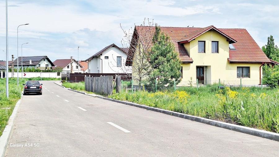 Sanpetru, teren intre case noi 685mp cu AC, utilitati, 72500 euro - 2