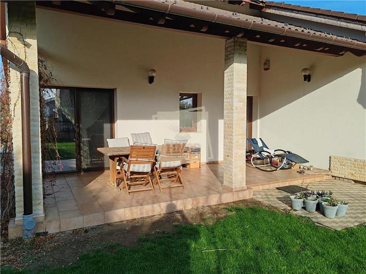 Casa moderna 3 camere 2 bai teren 790mp zona Cetate