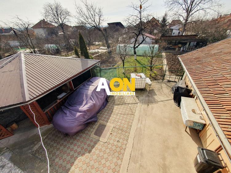 Casa P+1, 912 mp teren, 5 camere, strada asfaltata, zona Lipoveni