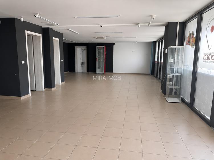 Spațiu comercial 87 mp | Vitrină 13 ml | 2 grupuri sanitare | Depozitare - 2