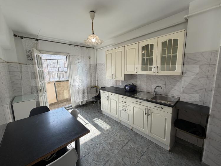 Apartament 3 camere decomandat, zona Zambilelor