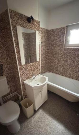 Apartament 2 camere zona Poarta 6 nemobilat 45 mp